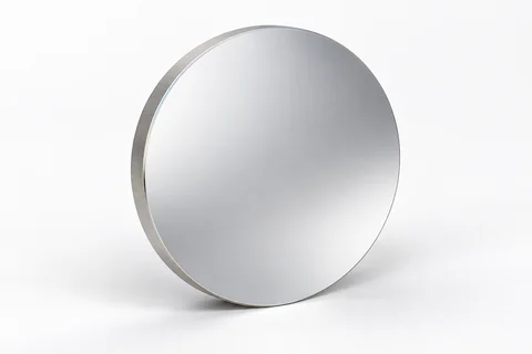 Circular broadband optical mirror on a neutral background